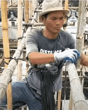香港火灾损失惨重，这个是香港工人边搭竹子绞手架边抽烟，1如果是有易燃品很容易发生