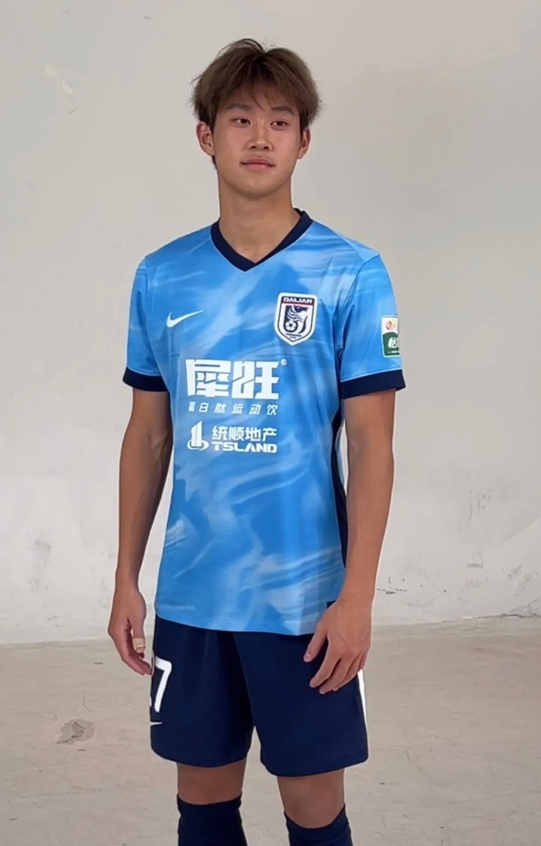 大连英博队新赛季球衣球员上身效果，好看程度能排进前三吧？中超联赛