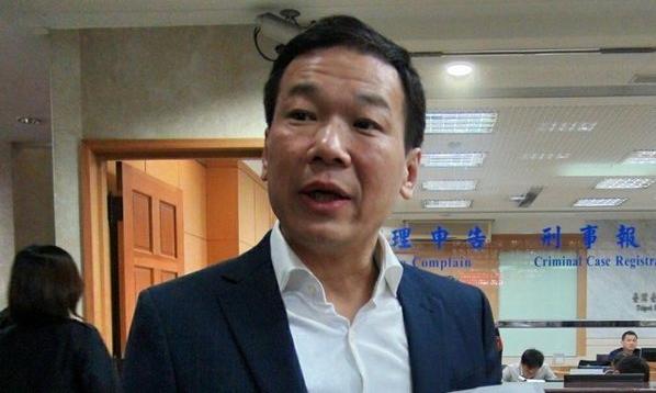 钟小平继续在绿媒挑衅小草，民众党党公职及支持厌恶到极点，朱立伦应当出手了！
柯文