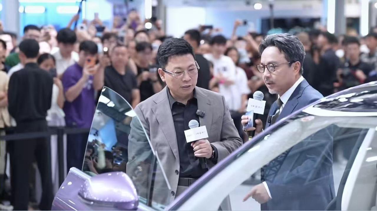 粤港澳车展直击！余承东与汪涵揭秘智界10万台交付背后的实力
今天在2025粤港澳