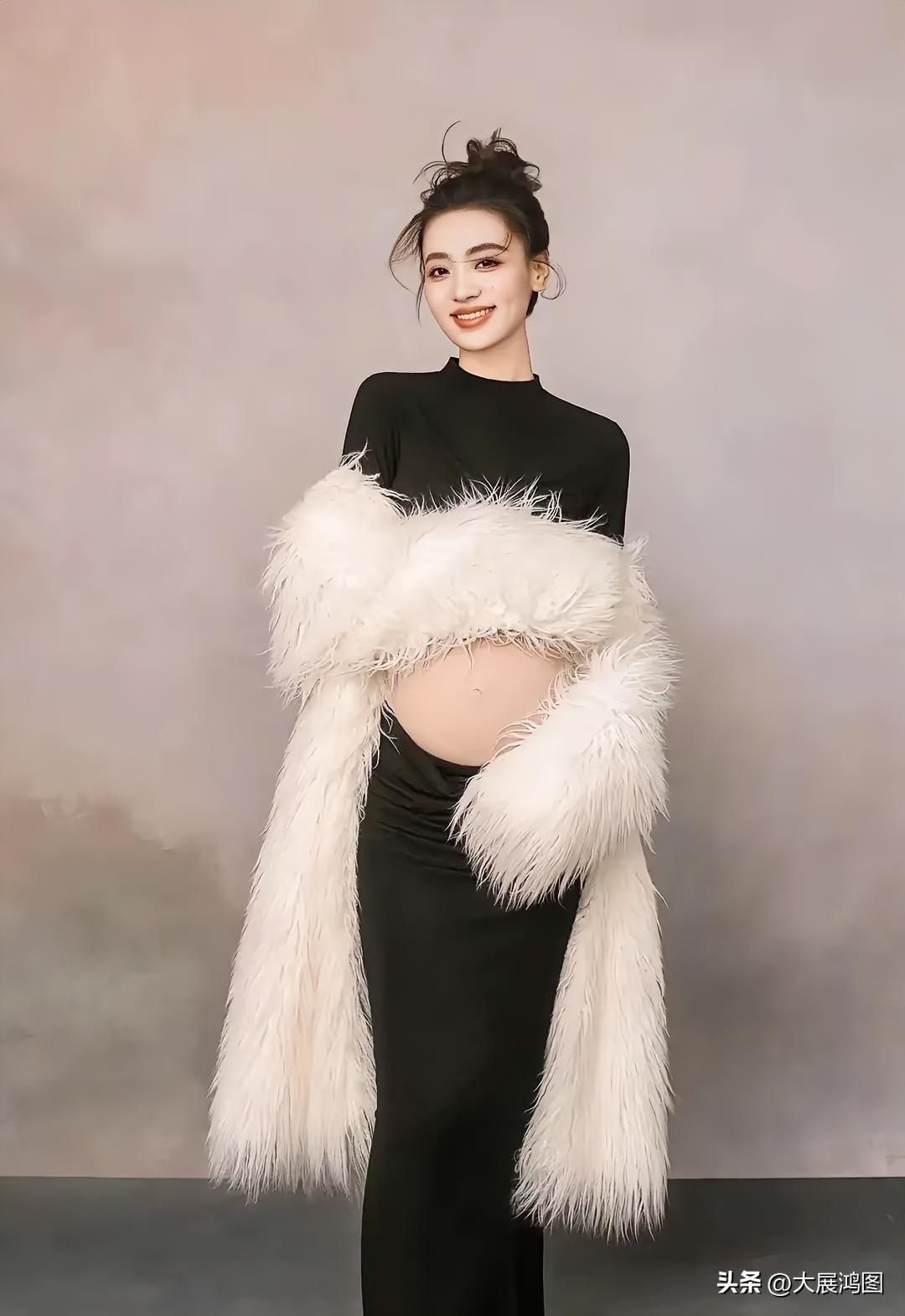 优雅黑裙搭配毛茸茸披肩，温柔气质满分！🌟✨