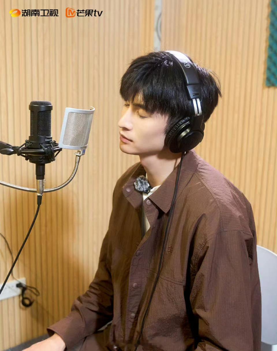 #张云龙 还在那抱#[哈哈][哈哈][哈哈] ​​​