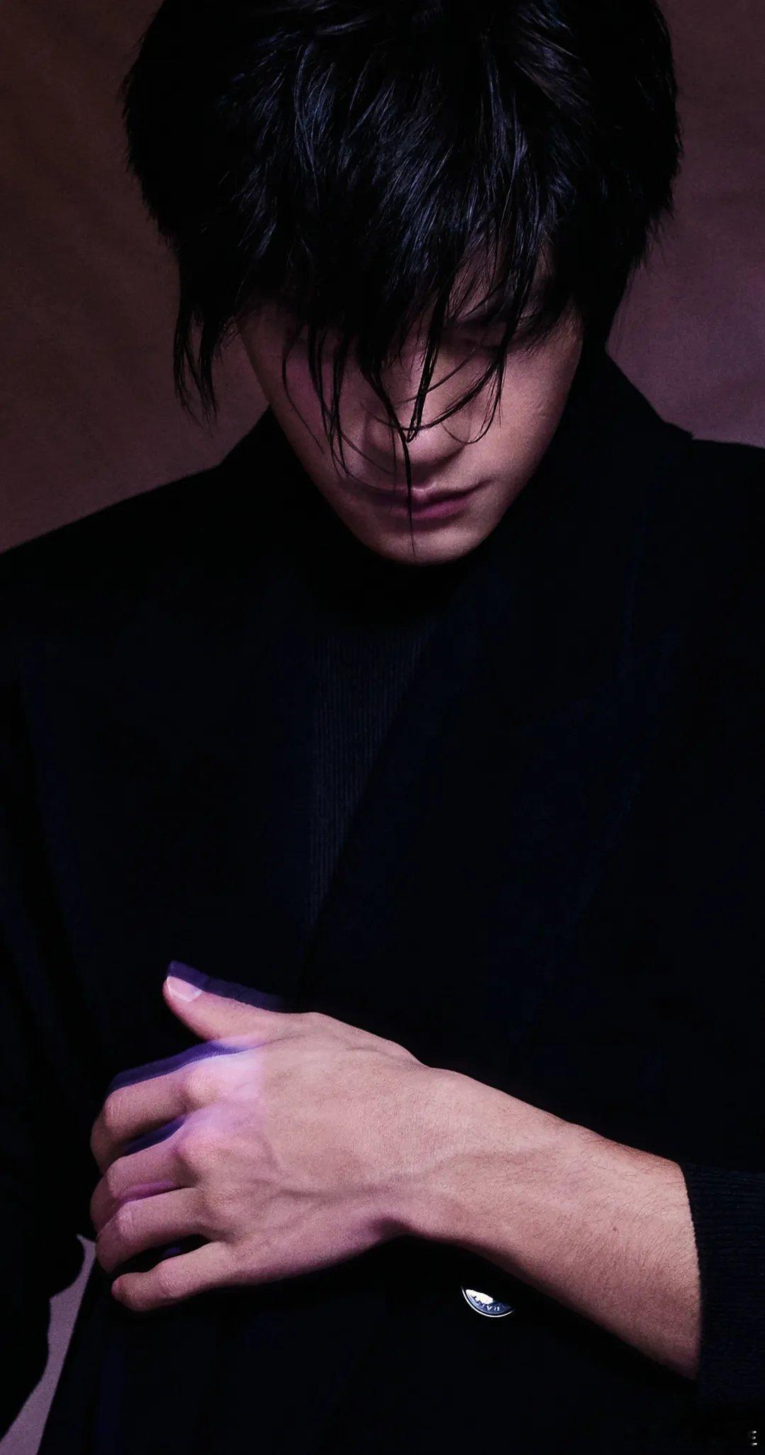 易烊千玺的“封神照片”，或湿发造型搭配深邃眼神，或棱角分明的骨相在光影下更显雕塑