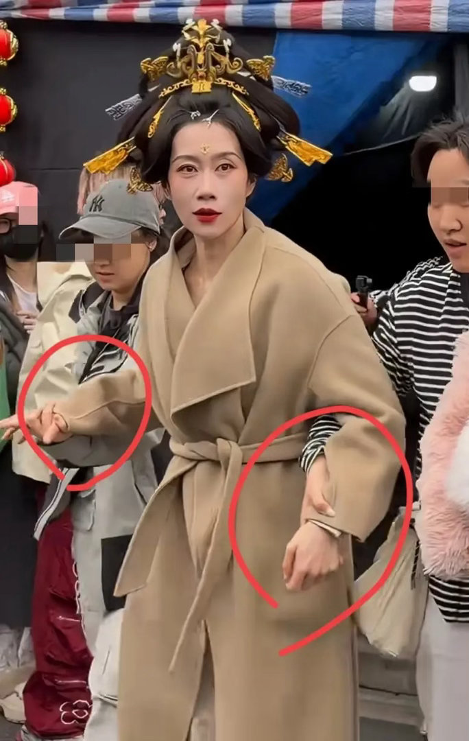 温峥嵘怎么回事？走路还需要两个人搀扶，特意去查了一下才知道，温峥嵘是在拍电视，刚