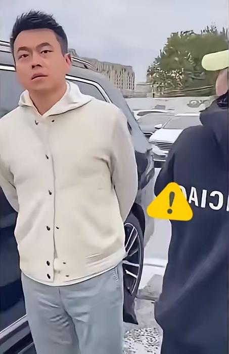 这个男人为啥敢明目张胆带小三产检？

​原因其实很简单，

​这男的是知名律所合