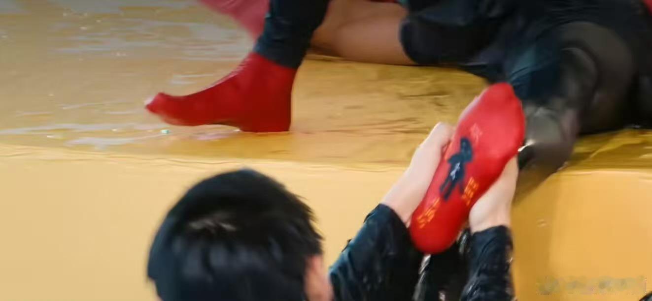 鹿晗袜子踩小人鹿晗袜子是踩小人鹿晗袜子是踩小人，如何，