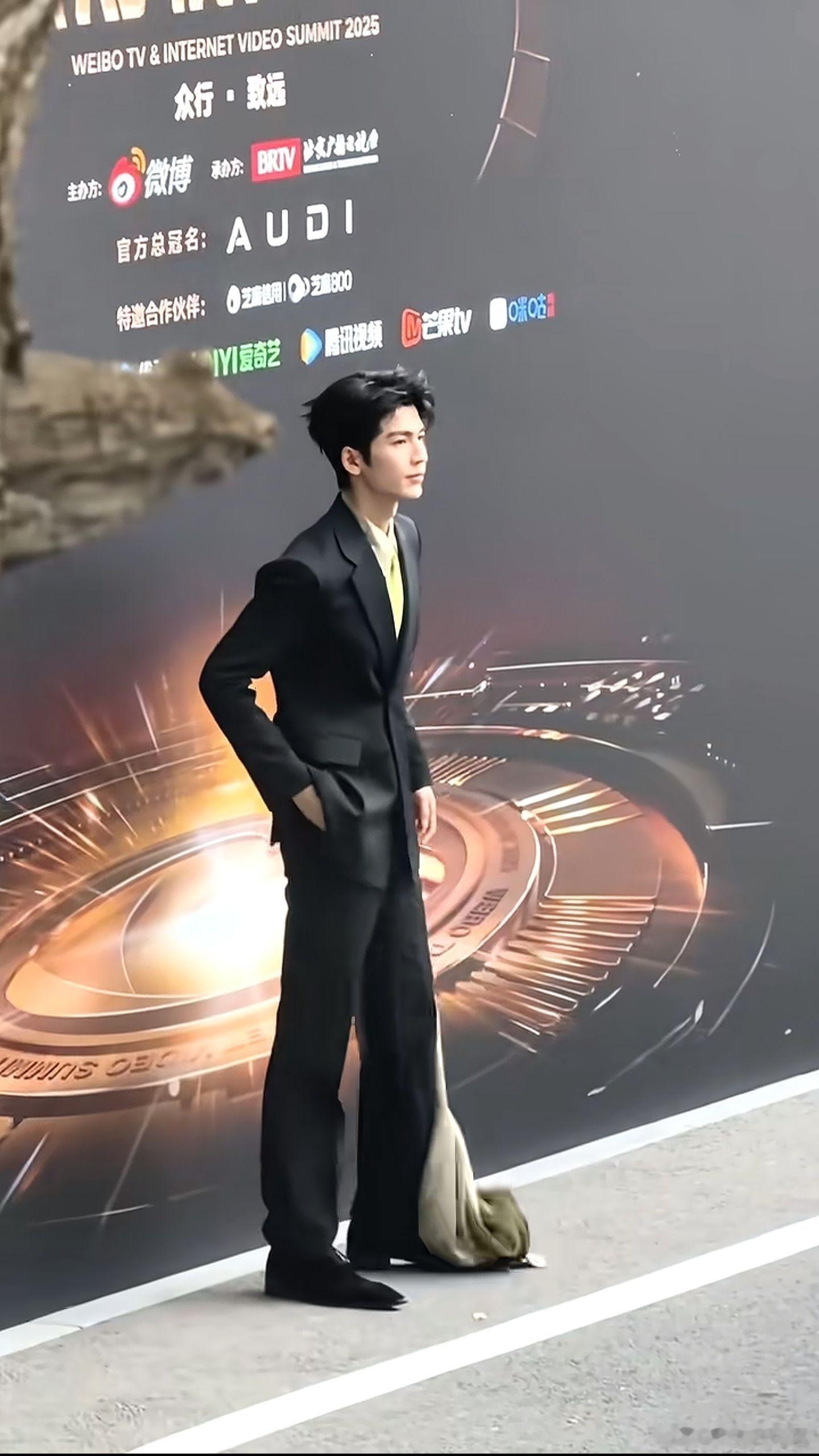 张凌赫人是帅的，就是不理解这个西装里面有条布是啥意思？ 