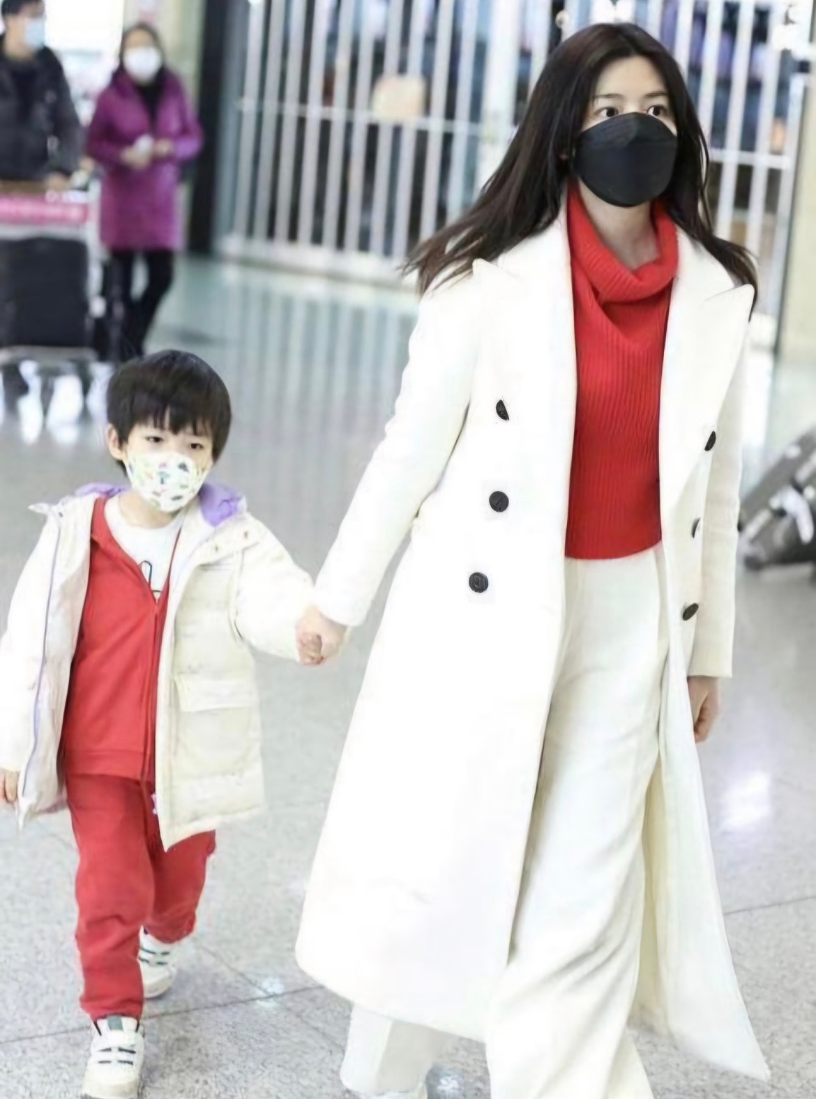 陈妍希说儿子三岁就想当演员陈妍希听儿子讲观演须知哭了现在应该有六七岁了吧，快让星
