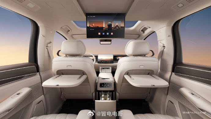 比亚迪大唐的内饰图来了整体是采用2+2+3的座椅布局，除了主驾和中控的屏幕，副驾