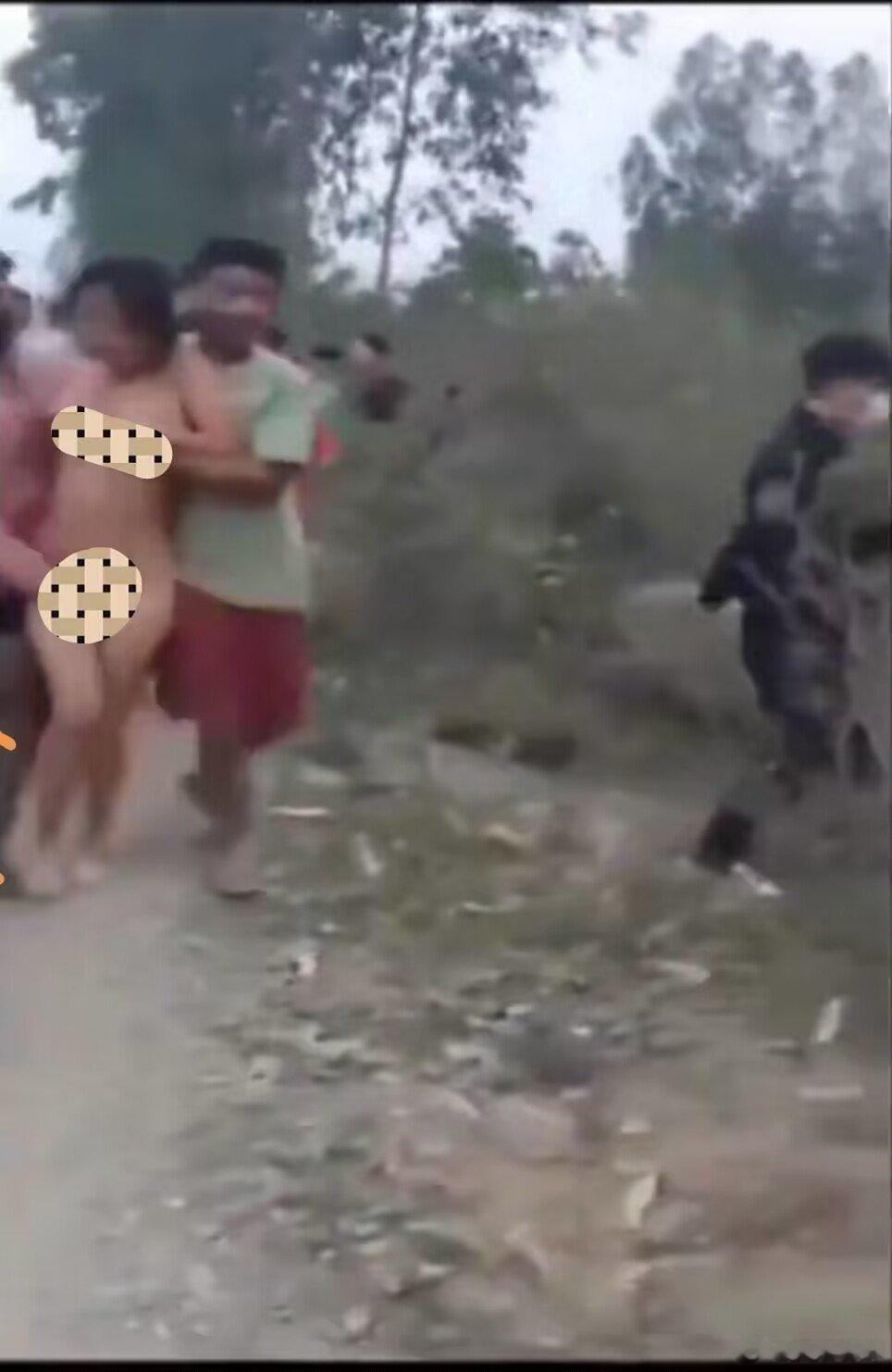 印度一段视频显示，两名女子在曼尼普尔被一大群男子裸体边摸边游行。此事引起了号称“