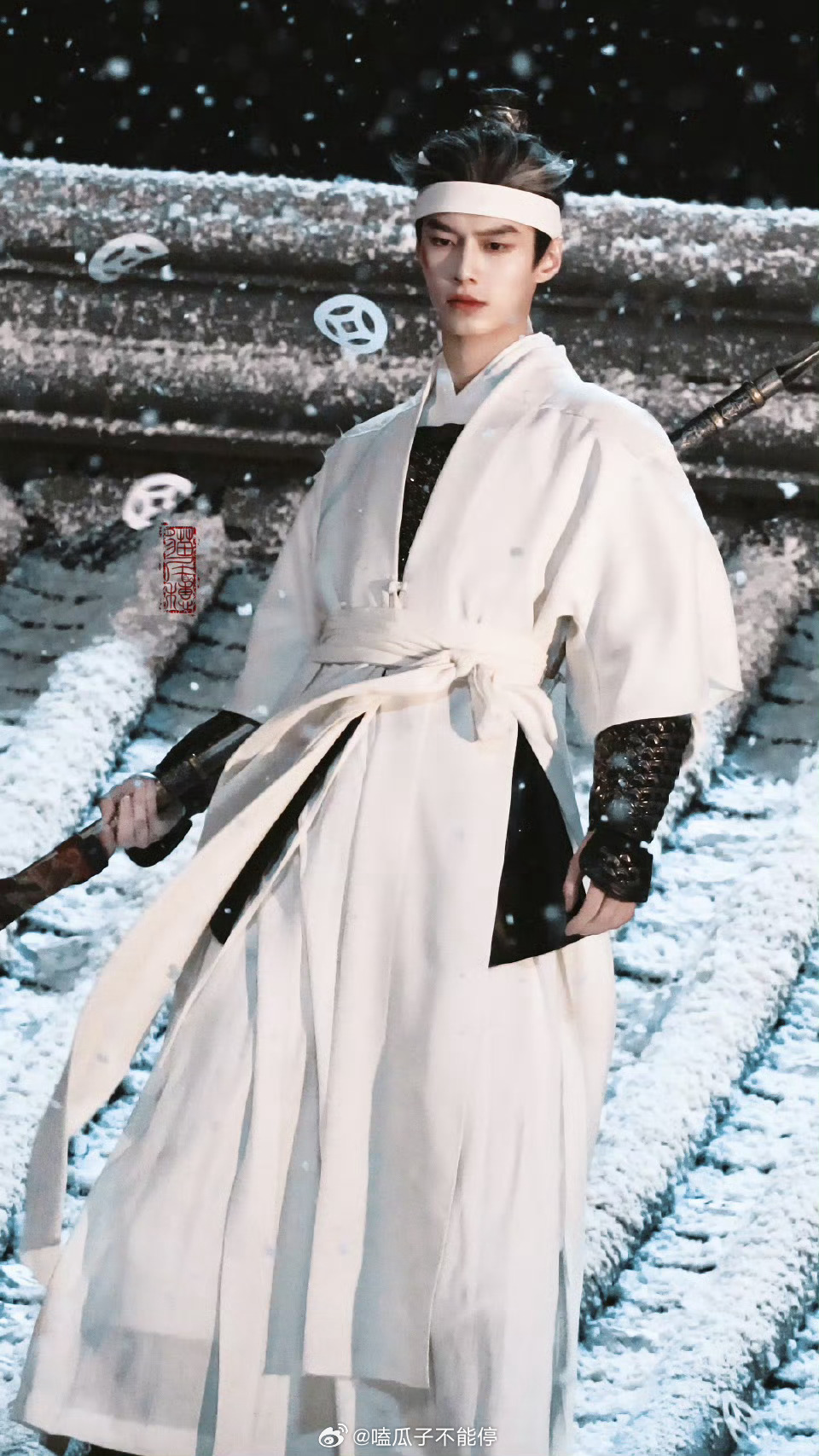 何与这个造型太帅了，剧情很悲伤但是造型好帅