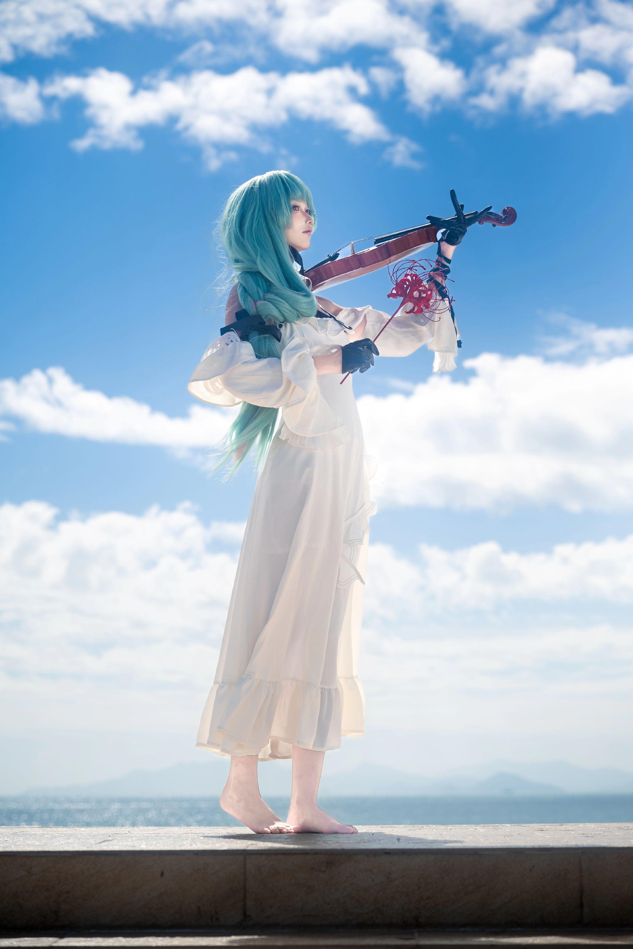 这一曲，给尚未到来的所有告别。白裙映海，琴音向光。我是弗洛洛，曾在等你...