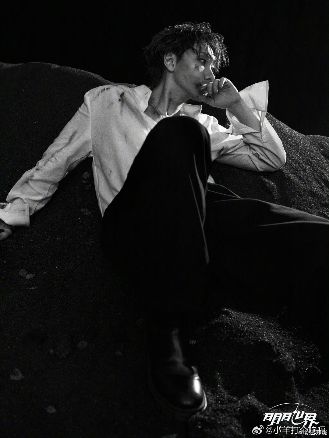 汪苏泷黑白战损九宫格汪苏泷这组黑白战损照也太绝了！脸上带伤、衣服破旧，却美得像个