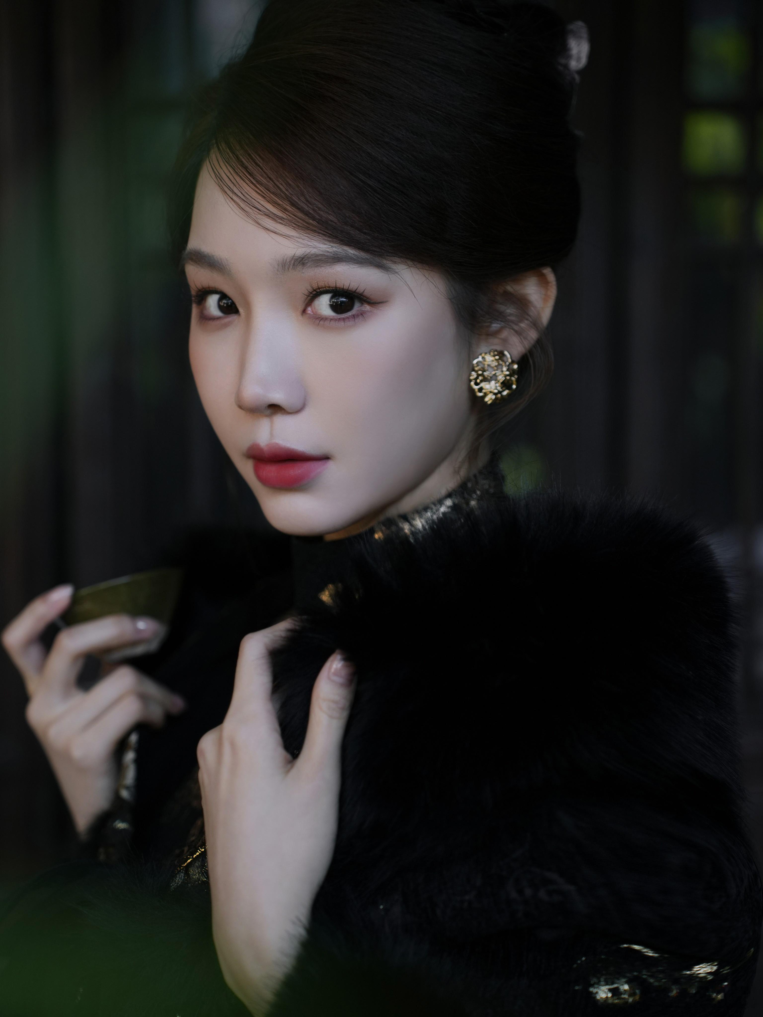 从容气韵，静候茶香。欢娱影视演员今日出席《玉茗茶骨》茗门佳宴开播首映礼。 