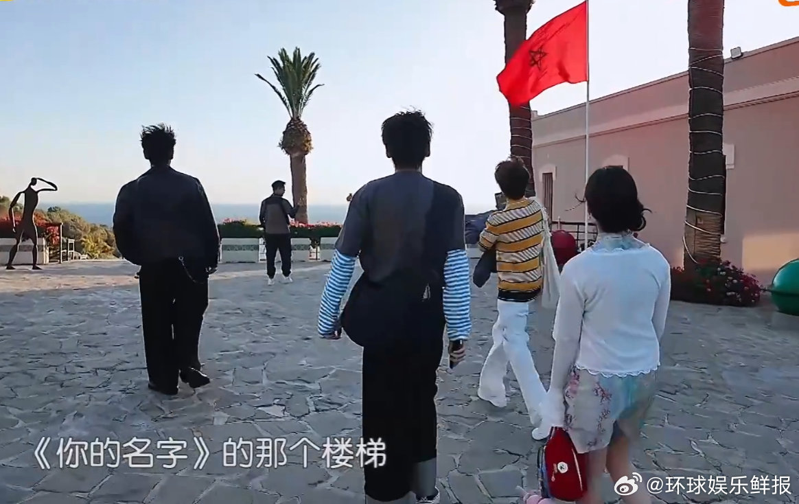 沈月翟潇闻焊在了彼此笑点上谁懂啊！沈月和翟潇闻在海边哼歌的画面，异口同声的瞬间，