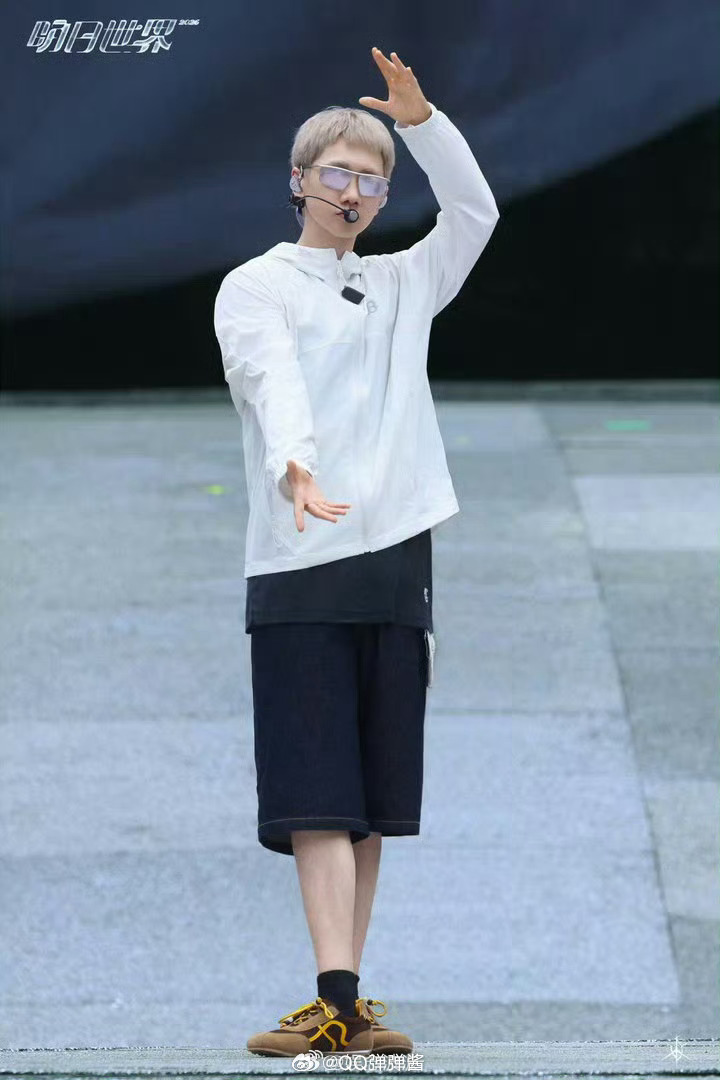 汪苏泷演唱会震撼时刻汪苏泷唱薪水涨到两万五 从每一个演唱会设计和舞台就能看出来他