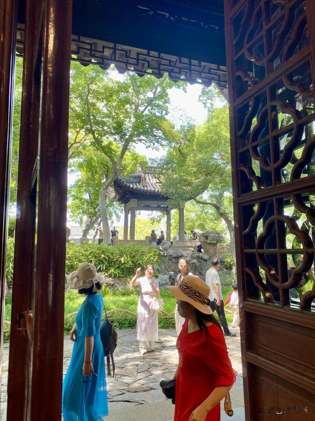 清风明月本无价，近水远山皆有情
灯影照天睡，心清闻妙香
谁不忆沧浪亭？