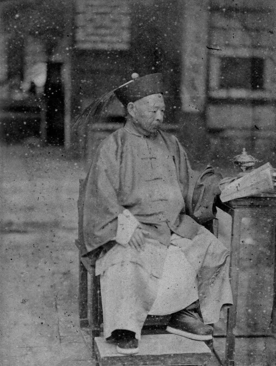 1871年，左宗棠把宁夏匪首马化龙一家三百多口全宰了，这事在当年西北地界炸了锅，