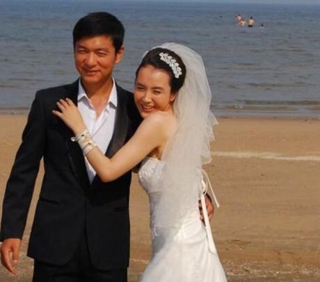 北影学生邢佳栋，因为替女同学出头打架，被开除了。就这一下子，前程断了。开除后，他