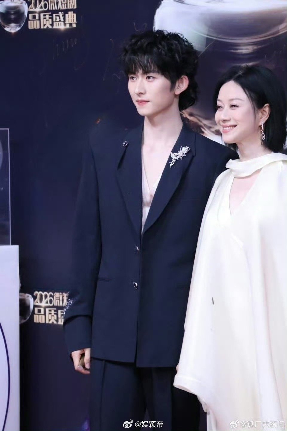 倪虹洁走完红毯天塌了 红毯签名翻车现场！倪虹洁一个手滑，笔画到了礼服上。当时完全