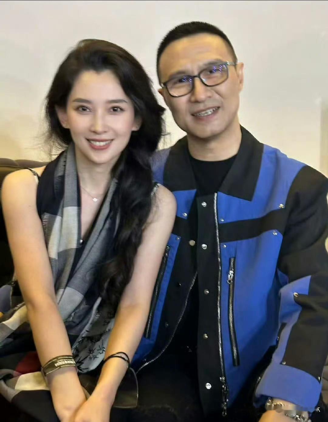 其实明星这个行业边界感比其他人低很多，牵手、拥抱之类的随手就来，因为一个牵手就说
