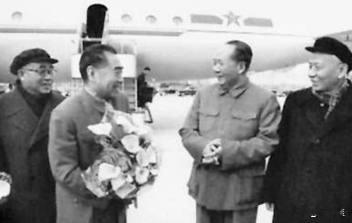 建国后，中央不成文规定：为了保证毛主席的安全，禁止他坐飞机。毛主席多次找空军，要