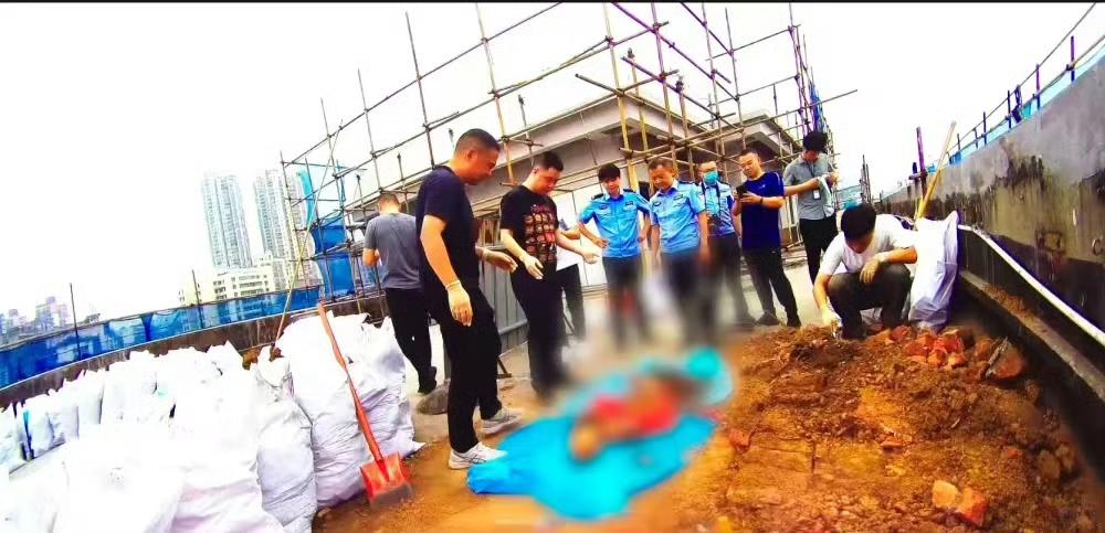 女子杀害闺蜜埋尸28年，指认现场时磕头痛哭。评论区有人感慨“闺蜜反目”，我只想说