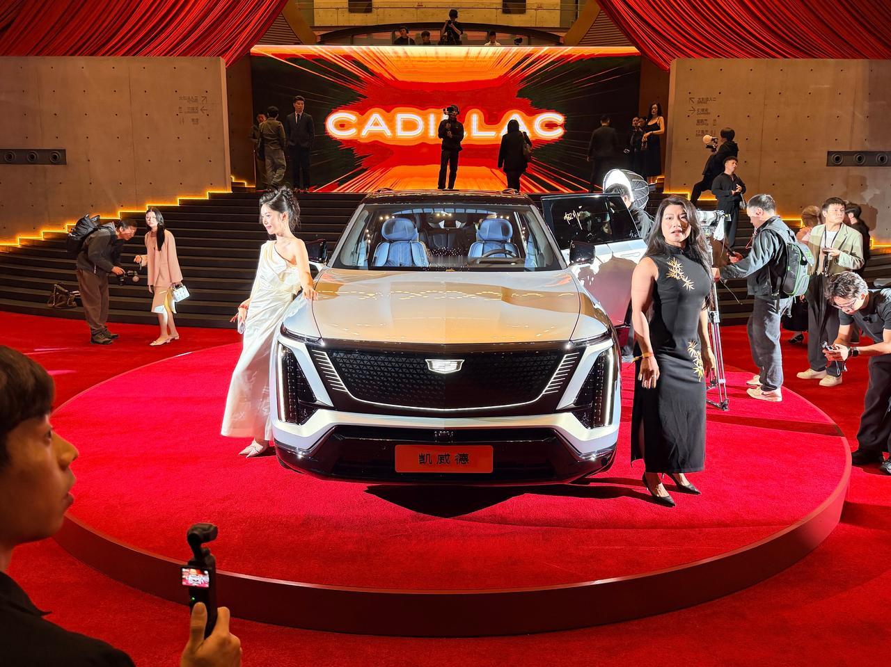 最近中国品牌上了不少5米2+的大SUV，

但如果您觉得这些车太居家主义，那可以