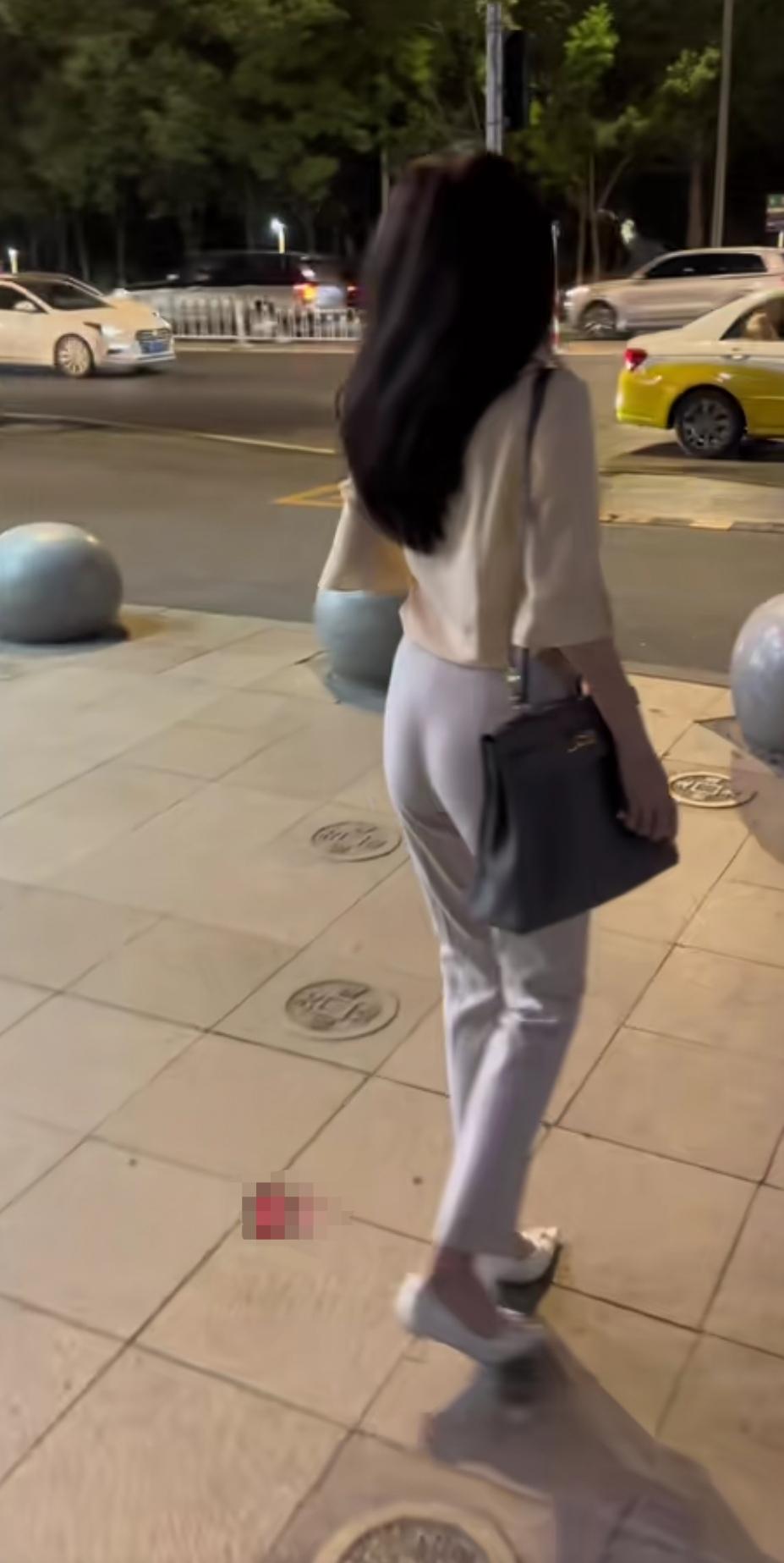 夜色阑珊处，佳人独自行。