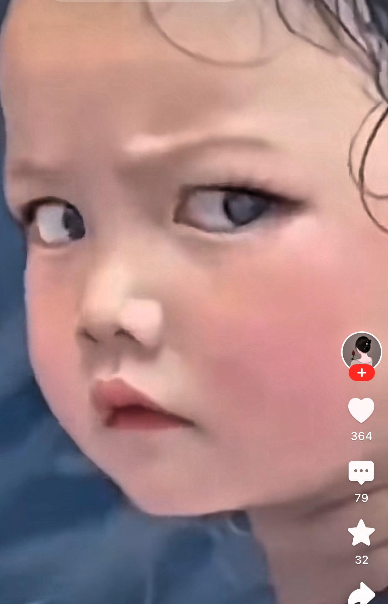 每次刷到此视频，觉得小女孩不简单，他坐在父亲的自行车后座上，热得满头大汗，红彤彤