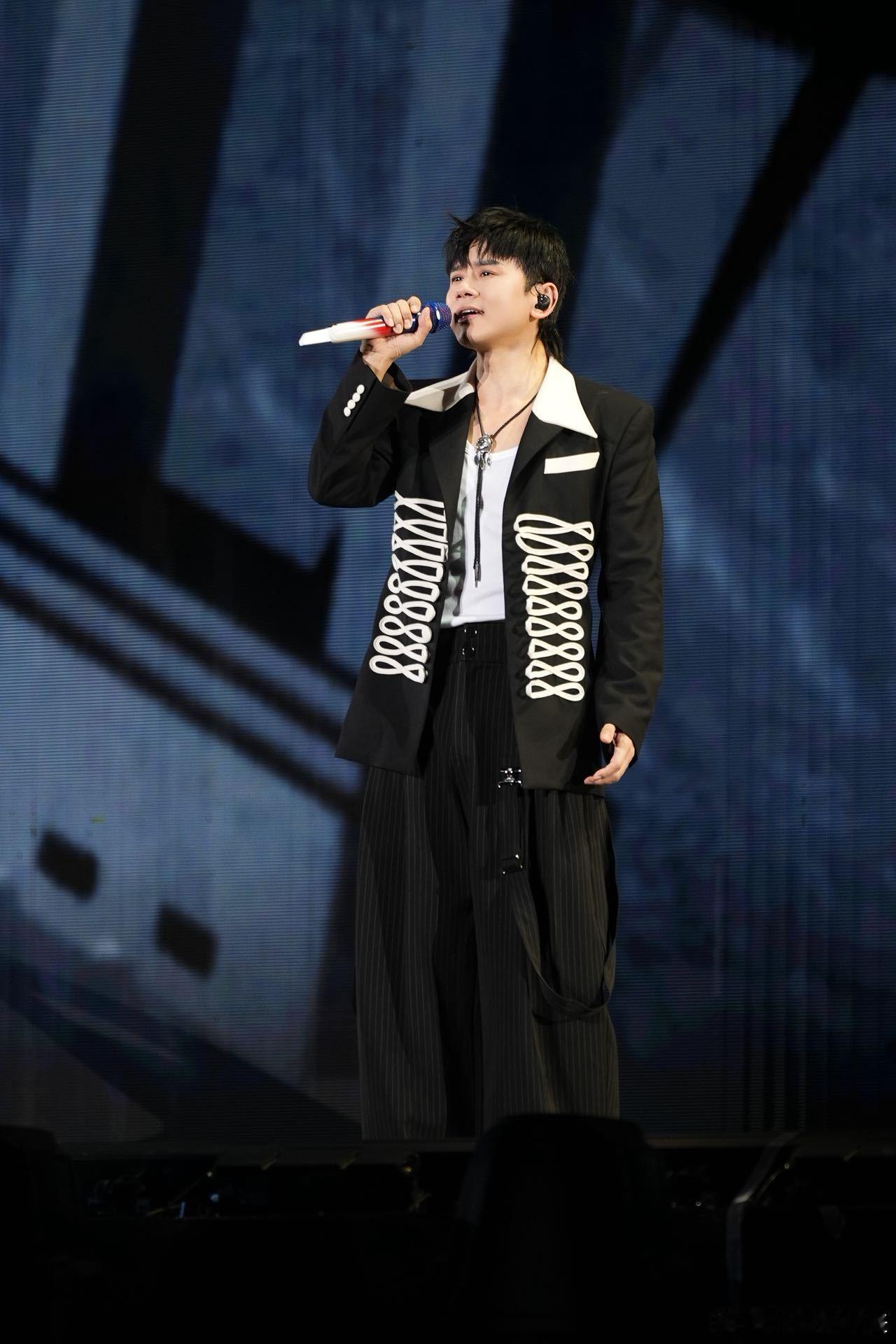 张杰演唱会第一视角 台州演唱会的快乐根本散不去！一口酥脆解锁入场券，晚风里的蓝色