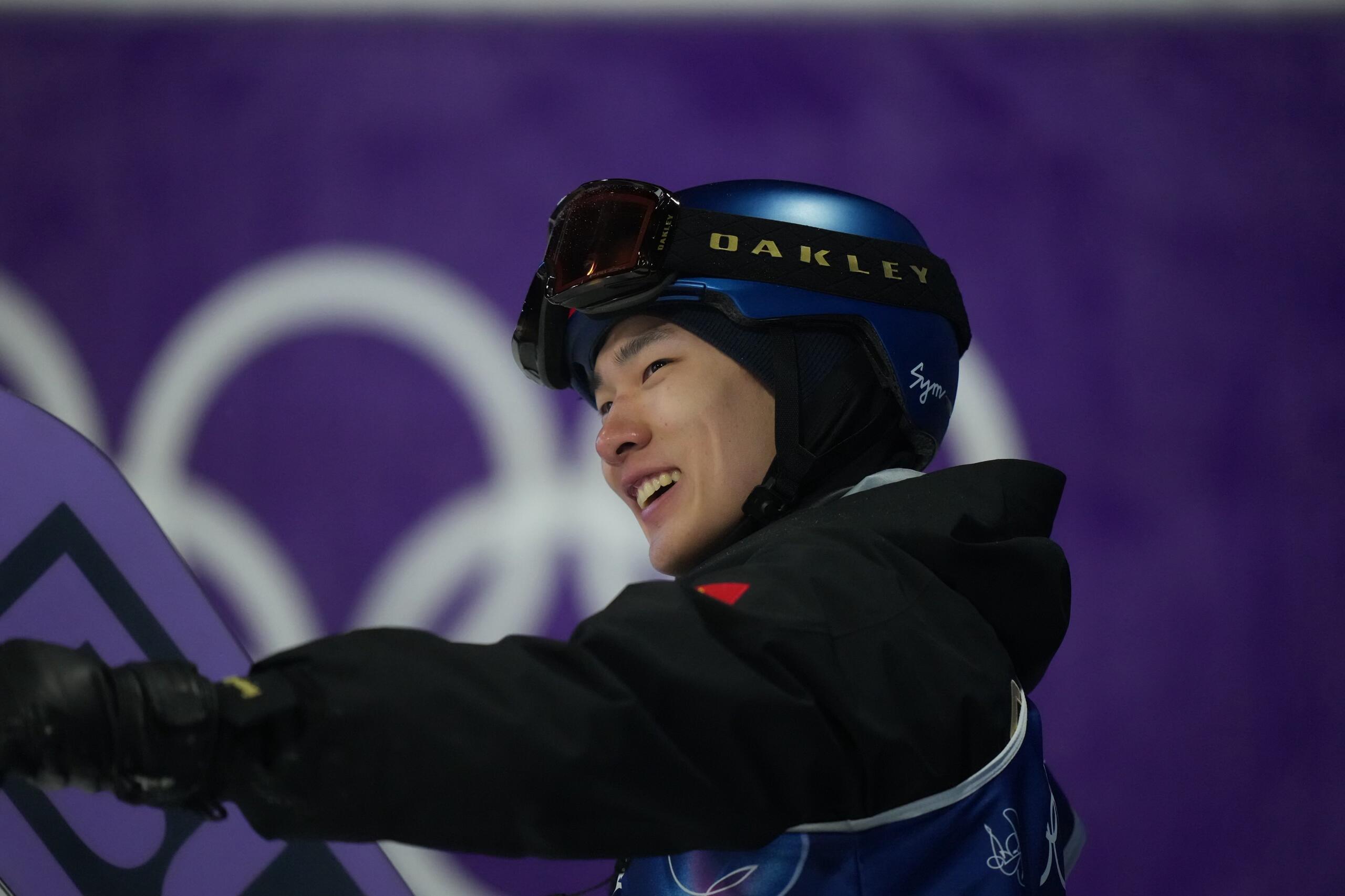 从1980到1980📺1980年，中国代表团第一次站上冬奥赛场。那时候是为了开