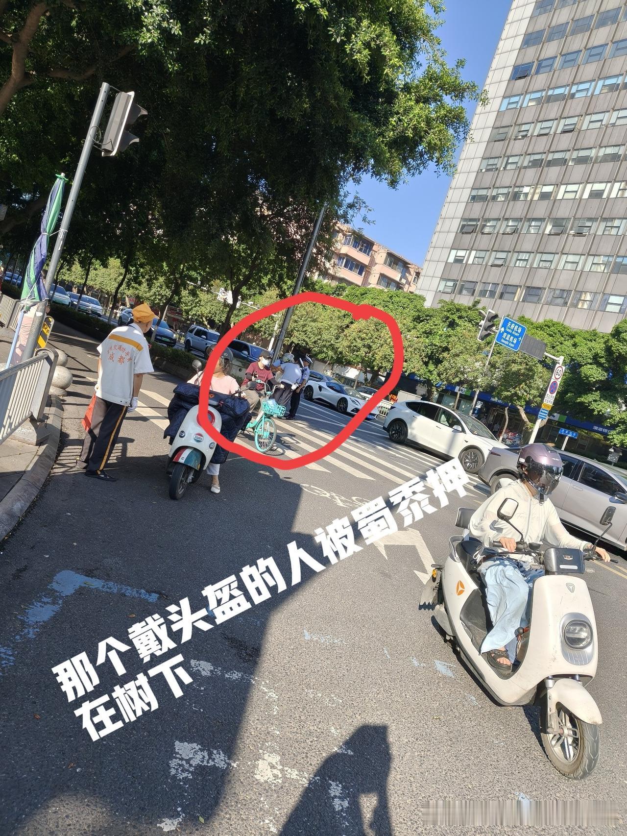今天特别搞笑。

首先是我是下午四点多，我去接雇主宝宝放学时，在那个红灯口子上，