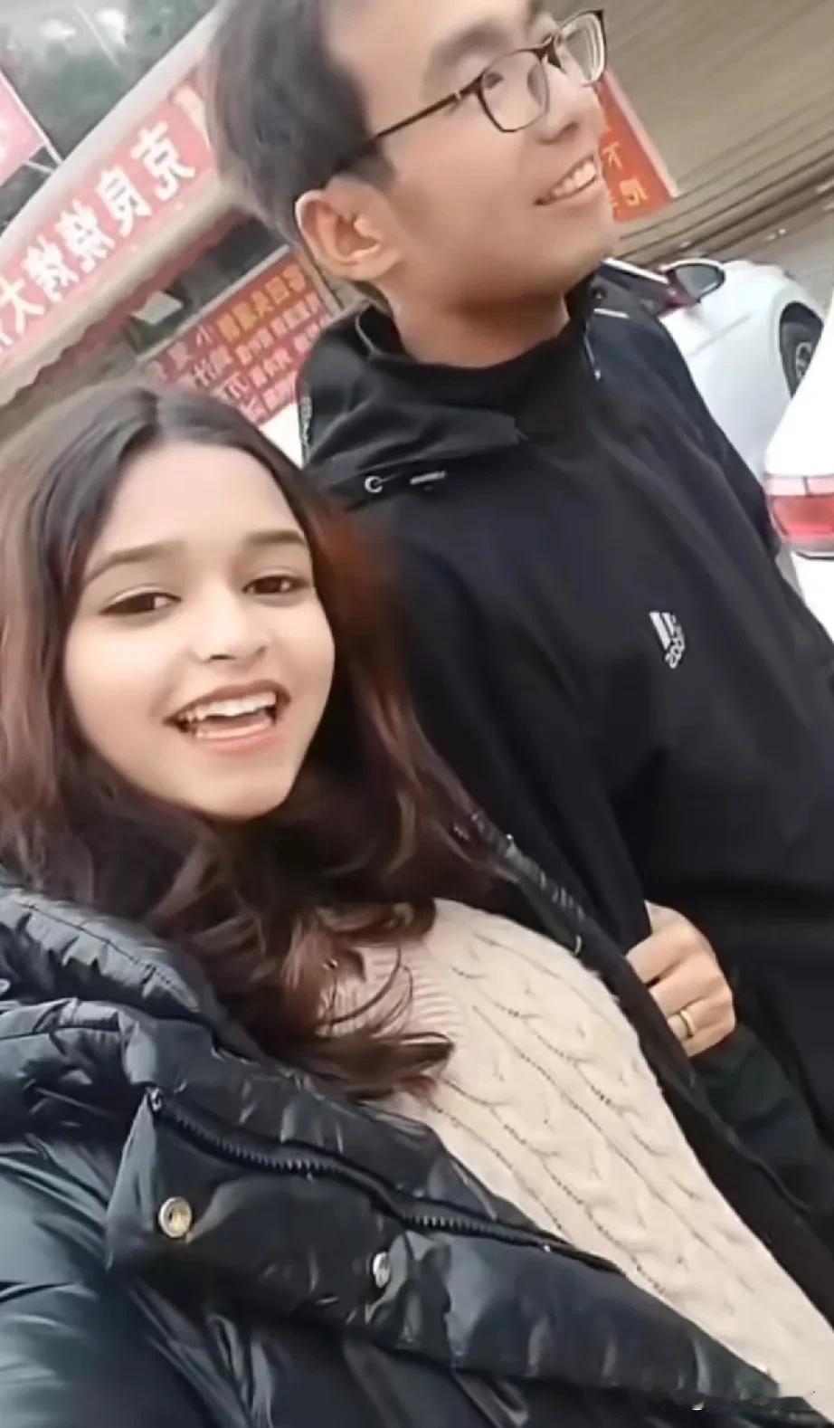 佳音嫁到山西的二妹斯木兰，如今名为薛晓晴。
大半夜，薛晓晴发布了过生日的小视频。