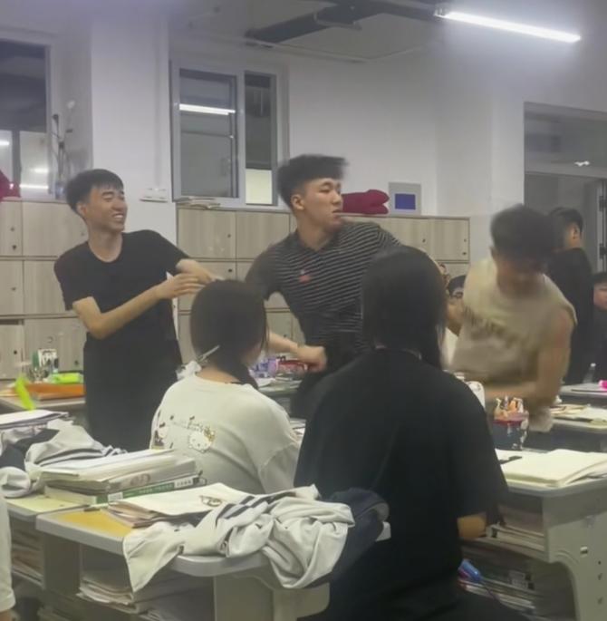 浙江一位男老师因离婚而萎靡不振，想请假休养一段时间，正在他想要离开时，突然得知自