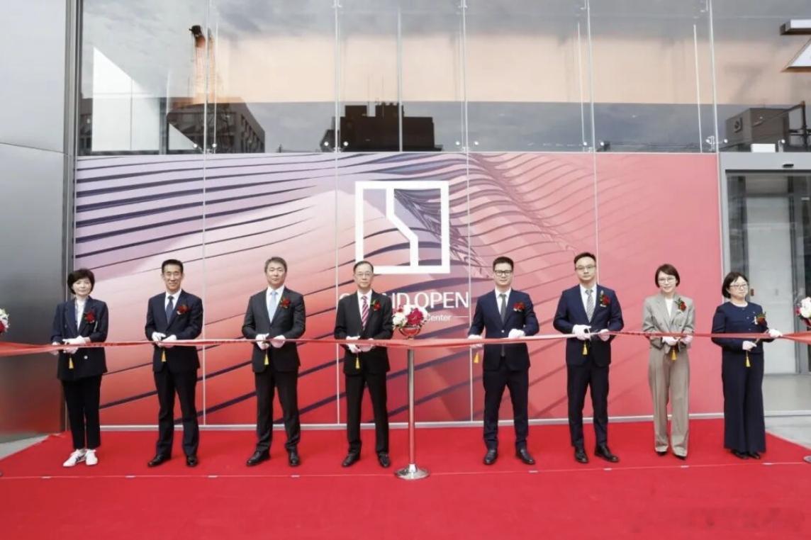 极氪韩国首家旗舰店在首尔开业5月7日，极氪在韩国首尔江南区大峙洞开设首家旗舰门店