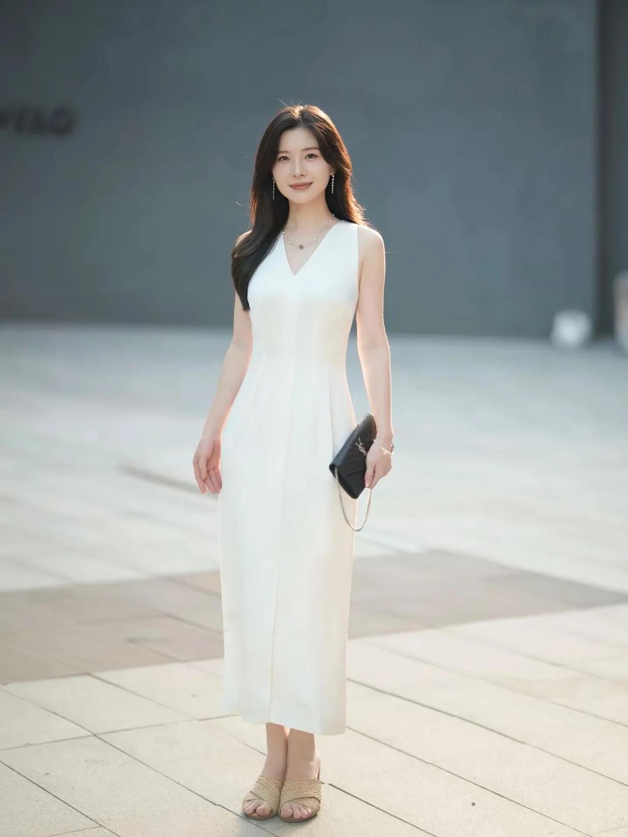 清纯淡雅美女青涩，清纯，自然清雅，一袭白色吧裙子，悠悠我心。