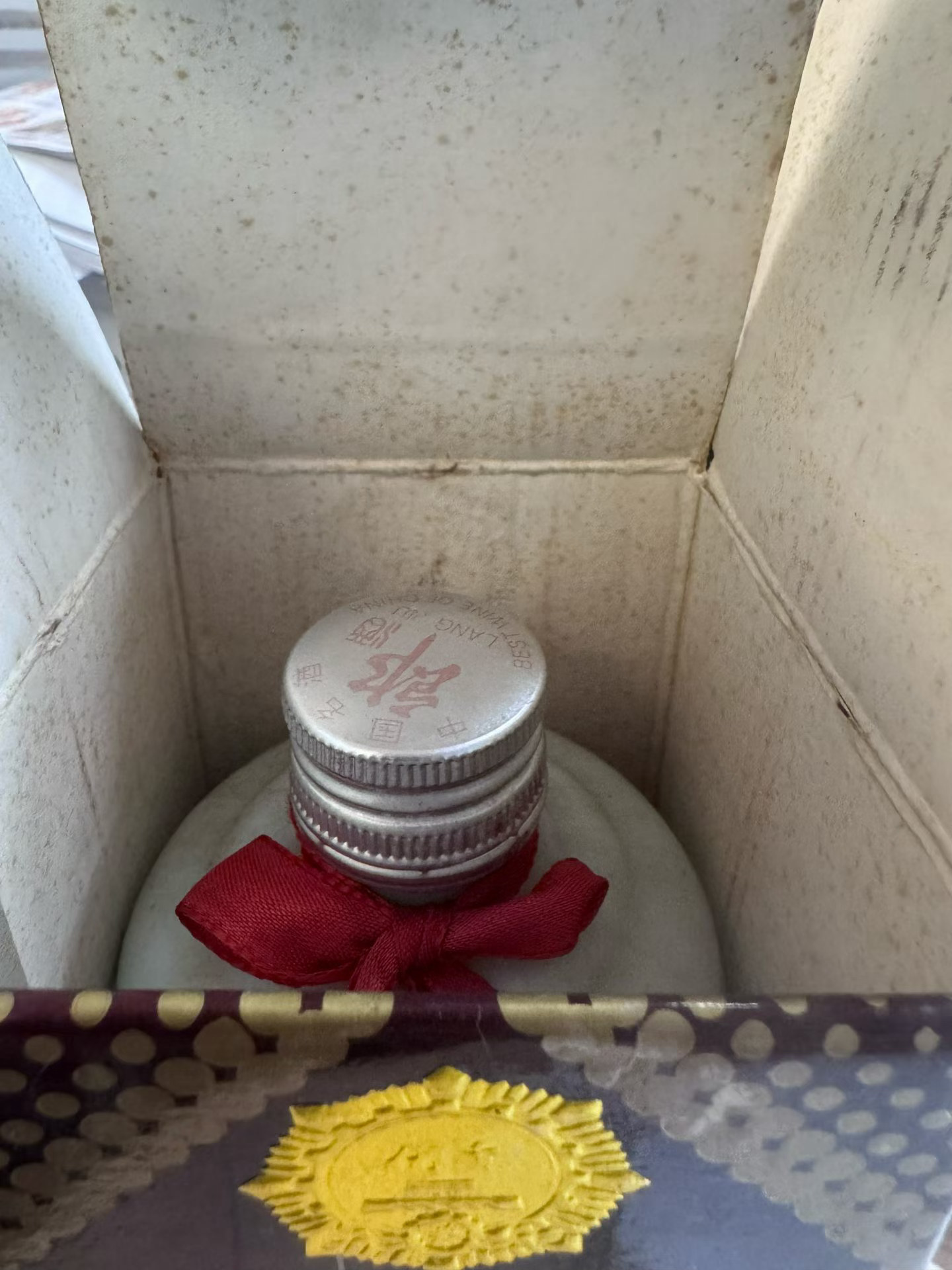 今晚喝轻微漏酒的98年铁盖郎，酒商漏价卖给我了。老酒最大的不确定性就是储存环境。