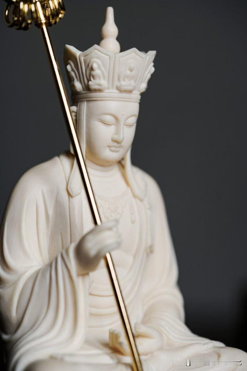 一尊地藏，一份心安。

猛犸温润如脂，雕地藏王菩萨静坐禅定。眉目低垂，神情慈悲安