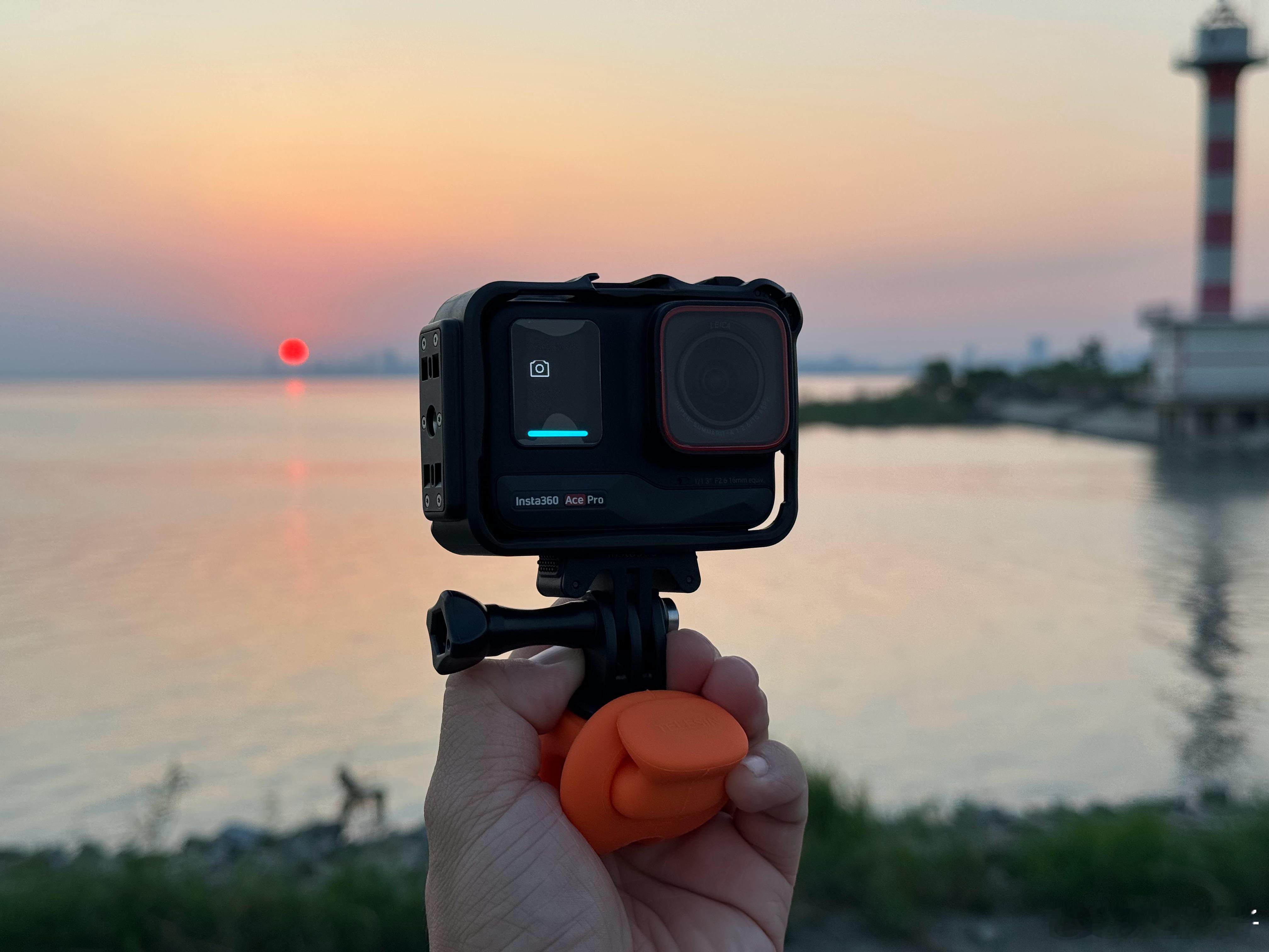 给insta360的Ace Pro配了个硅胶绑带可手持，可固定成为我的扫街相机质