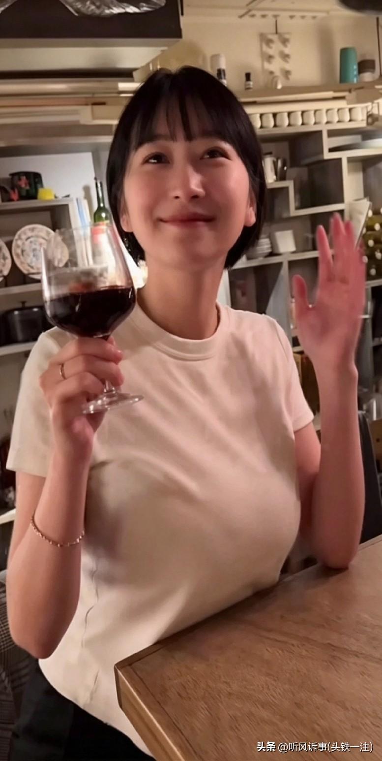 晒图笔记大赛秋日湖畔的温柔氛围感，被这套穿搭稳稳拿捏。米杏针织开衫软糯亲肤，内搭
