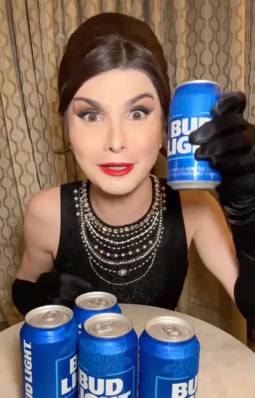 三年了，百威啤酒还没有从广告事件中缓过来图中是个男性迪伦·穆尔瓦尼，以女性的样子