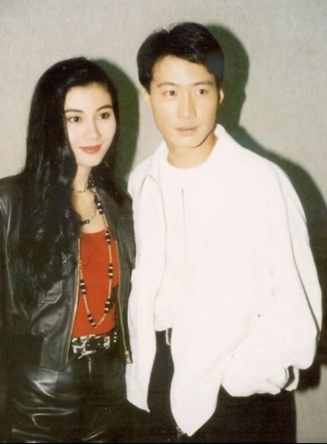 1993年，黎明与李嘉欣为电影《原振侠》做宣传时期的合影。
23岁的李嘉欣正处在