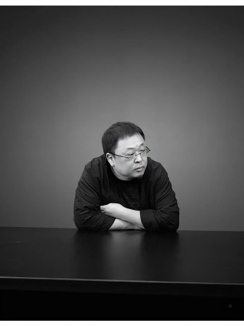 老罗这辈子，
其实就是“活活憋屈死的”。
他有文化，但他干不过雷军那种懂供应链的