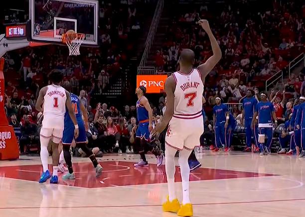 火箭杀疯了！首节37-21领先尼克斯
北京时间4月1日，火箭首节战罢37-21领