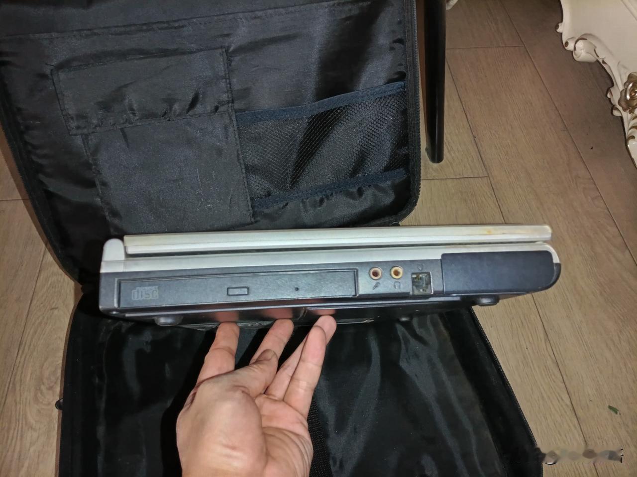 方正的老板们，这台电脑你们还认识不？想不想回收啊？20多年了。@方正电脑科技公司