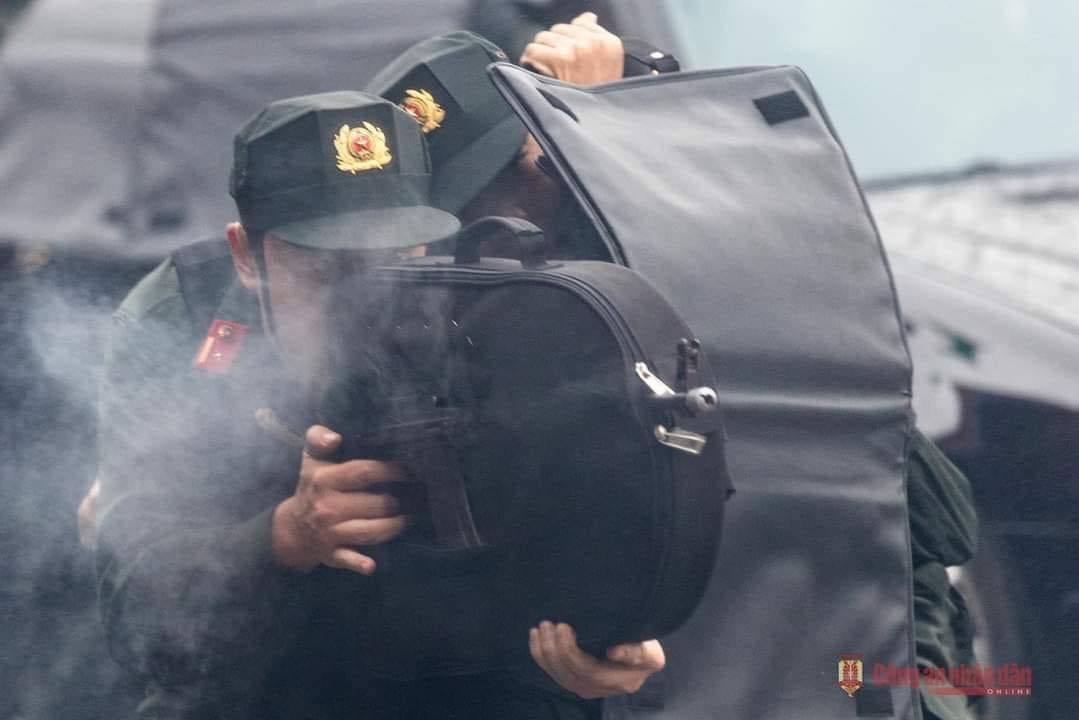 越南机动警察警卫人员的手提包隐藏式AK步枪进行射击。 ​​​