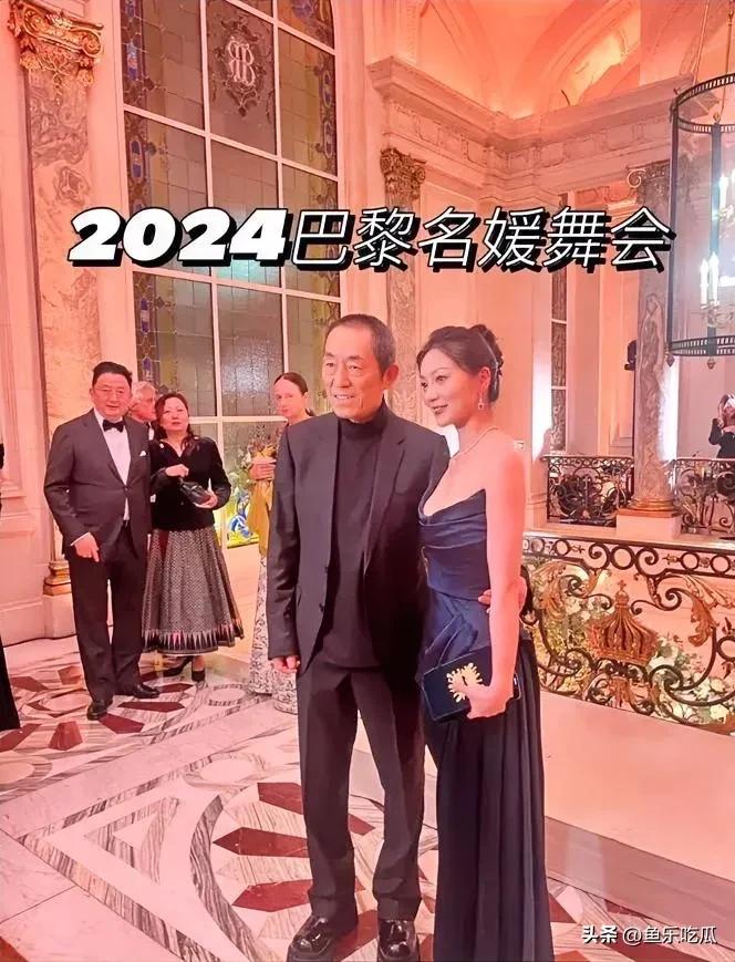 张艺谋携妻子参加巴黎名媛舞会，妻子打扮的很漂亮，身材婀娜多姿，容颜美丽漂亮，身材