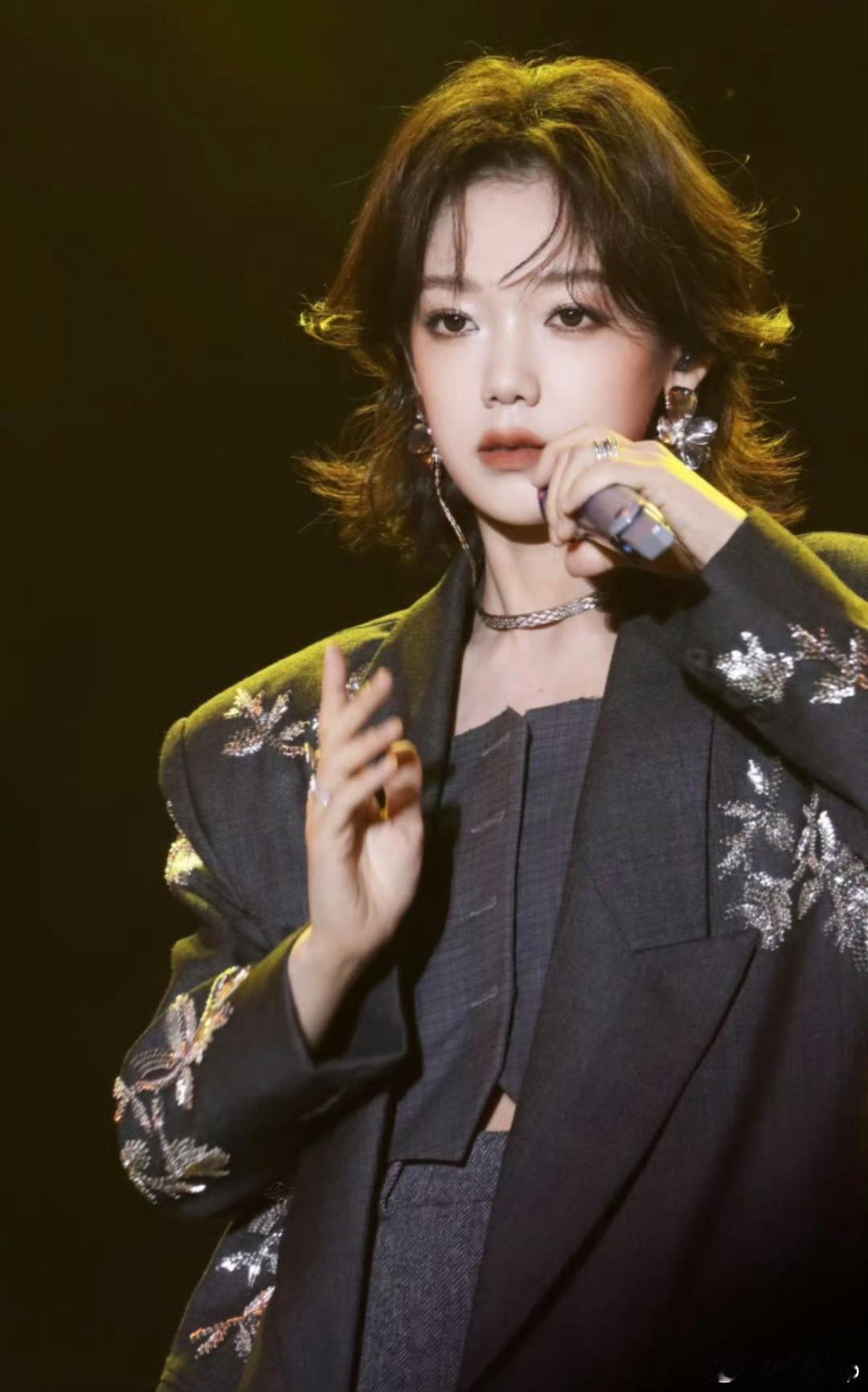 希林娜依高新歌寻鲸记上线漫步上海梧桐街巷，循环希林娜依高《寻鲸记》，空灵清澈的声