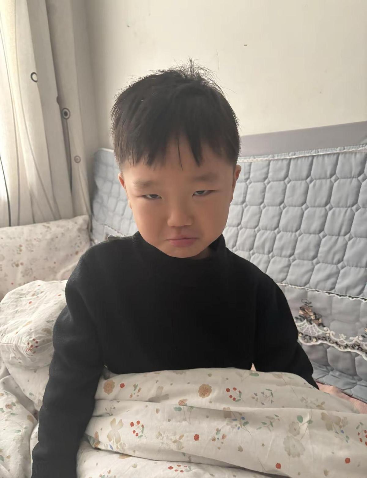 姑姑连拍六张，娃翻跟头摔进饭碗里。
不哭不闹，还冲镜头咧嘴笑。
家里老人说：这娃